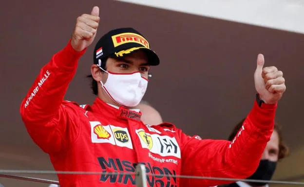 Sainz celebrando su podio en Mónaco