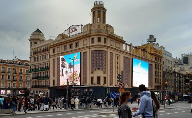 Los anuncios lucen en el antiguo cine Callao, en la Gran Vía madrileña./ C7