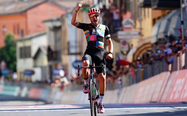 Alberto Bettiol celebra su victoria en la decimoctava etapa del Giro.