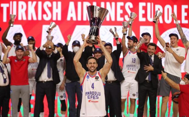 El capitán del Anadolu Efes, Dogus Balbay, levanta el trofeo de la Euroliga. /EFE