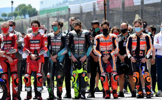 Minuto de silencio en memoria de Jason Dupasquier antes de la carrera de MotoGP en Mugello. /Tiziana Fabi (Afp)