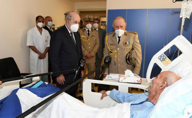 El presidente argelino, Abdelmayid Tebune, y el jefe del Ejército del país magrebí, el general Said Chengriha, visitan Brahim Ghali en un hospital militar de Argel.