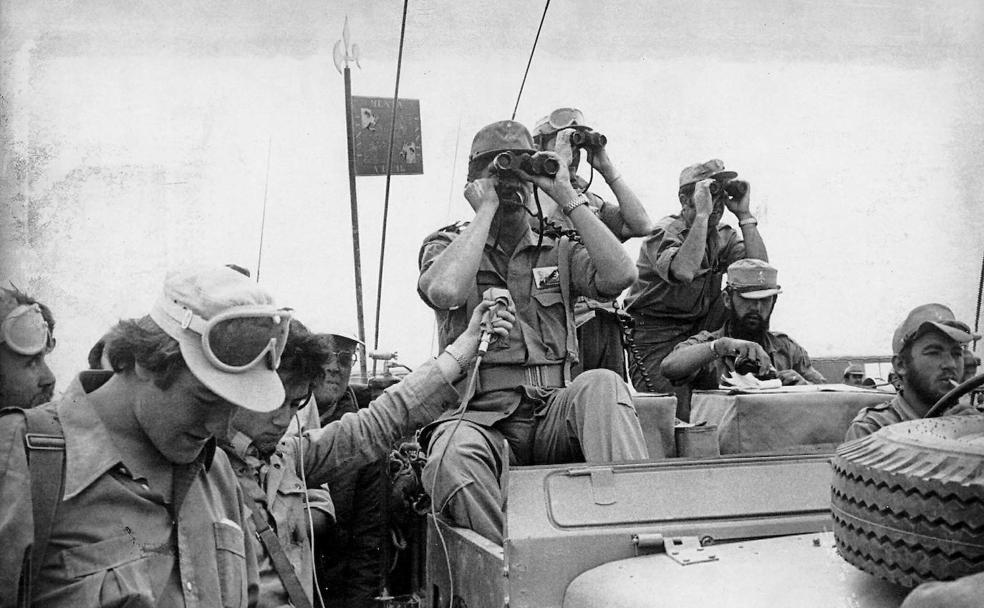 Tropas españolas desplegadas el 7 de noviembre de 1975 para vigilar la Marcha Verde de Marruecos sobre el entonces Sáhara español.