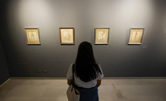 La exposición incluye cuatro bocetos de vestuario realizados por Néstor para Conchita Supervía. 