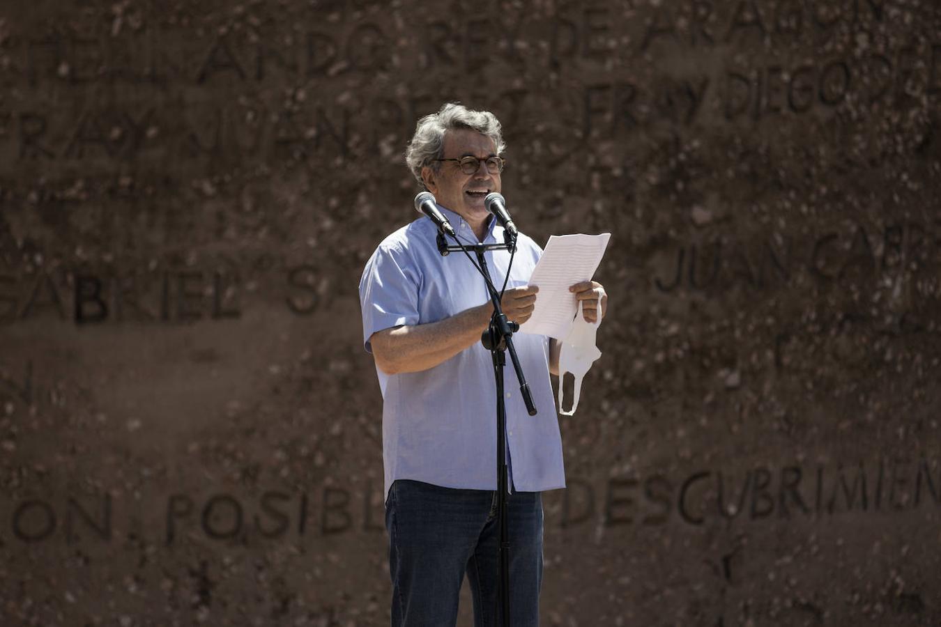 El escritor Andrés Trapiello, lee el primer manifesto de la concentración de Colón. 