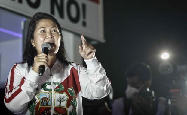 Keiko Fujimori se dirige a sus simpatizantes en Lima. 