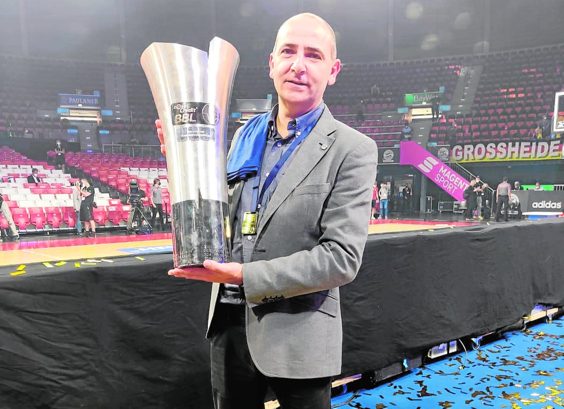 El director deportivo grancanario del Alba Berlín, Himar Ojeda, posa con el trofeo de la Bundesliga. / C7