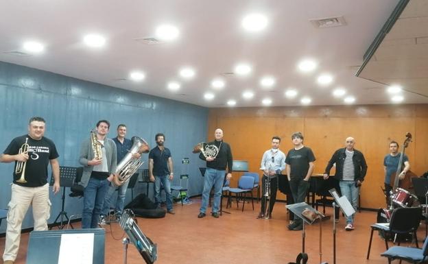El noneto de Chano Gil (a la izquierda), durante un ensayo para el concierto del viernes. / C7