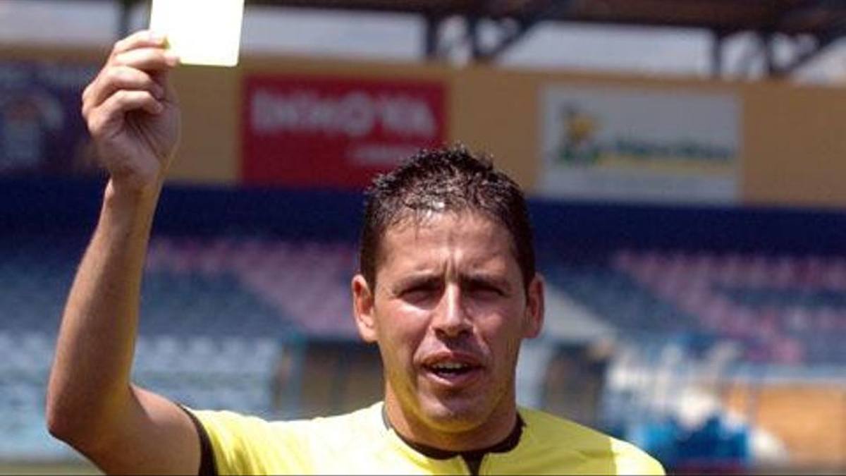 Imagen de archivo de Héctor Suárez como árbitro de fútbol. 
