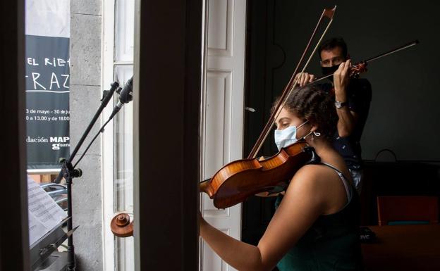 La Fundación Mapfre Guanarteme se sumó este lunes al Día Europeo de la Música convirtiendo su sede en el barrio histórico de Vegueta en una «caja de música», desde la que varios músicos han interpretado el «Himno a la Alegría» de Beethoven. 