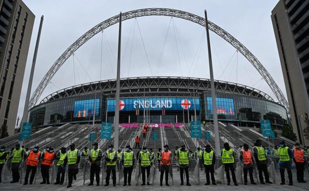 El estadio de Wembley, custodiado por las Fuerzas de Seguridad. /efe