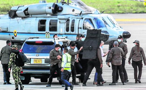 Despliegue policial tras aterrizar el helicóptero presidencial. 