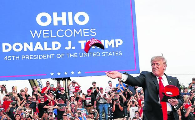 Donald Trump, arropado por simpatizantes durante el mitin del sábado en Wellington (Ohio). /reuters