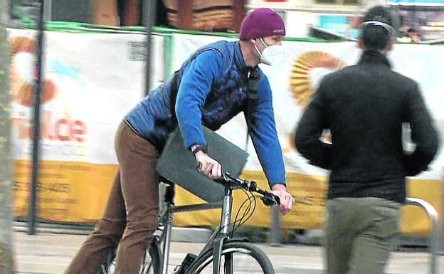 Iñaki Urdangarin pasea en bicicleta por las calles de Vitoria./EP
