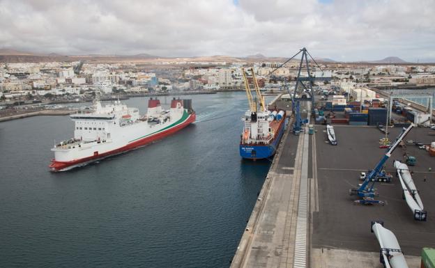 Consulta las instalaciones del puerto de Puerto del Rosario.  / JAVIER MELIÁN / ACFI PRESS