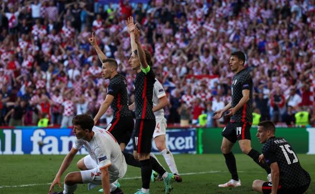 Los jugadores de Croacia reclaman una acción en el partido ante España de octavos de final de la Eurocopa /EFE