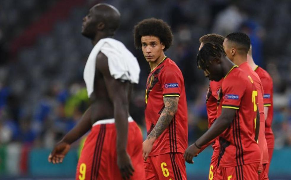 Los jugadores belgas muestras su decepción a la conclusión del encuentro frente a Italia.