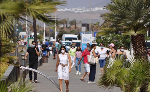 Ciudadanos paseando por el centro de Arrecife. /CARRASCO