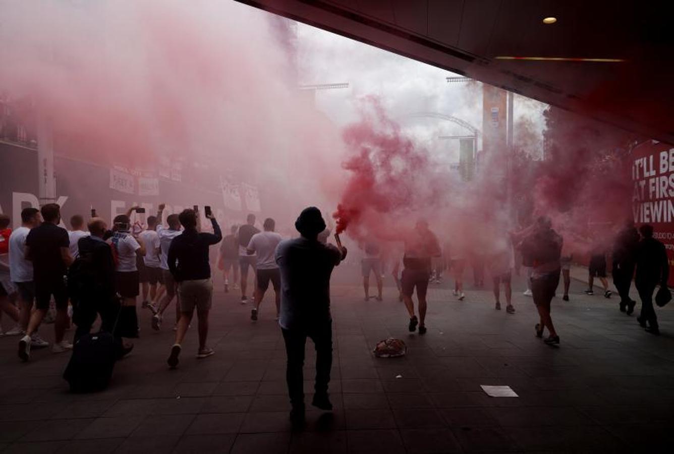 Los 'hooligans' en las inmediaciones de Wembley
