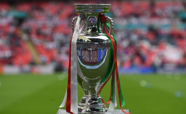 El trofeo de la Eurocopa. 