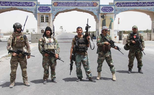 Miembros de las fuerzas nacionales de Afganistán en un control en Herat. /EFE