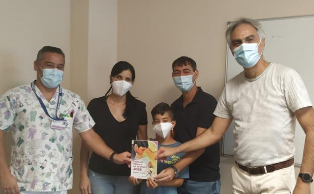 José Luis Rodríguez Cubas, gerente del Hospital, con el autor del cuento.  / C7