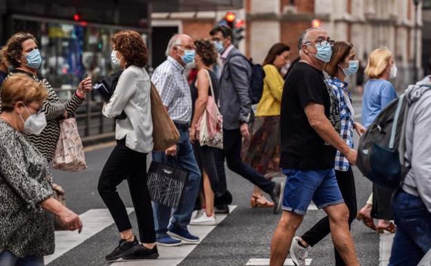 Un grupo de ciudadanos camina por las calles de Bilbao./Efe