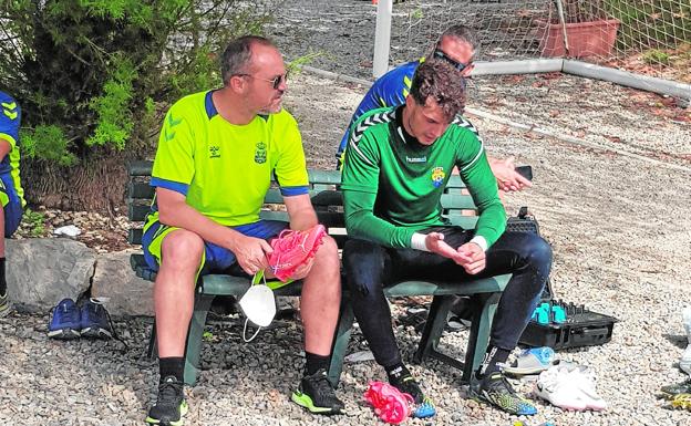 Luis Helguera dialoga con Álex Domínguez en un receso de uno de los entrenamientos en Marbella. / I.S.A.