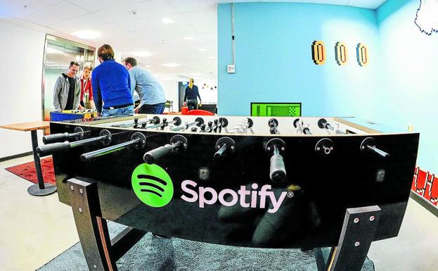 Trabajadores de una de las sedes europeas de Spotify se entretienen durante un descanso de su jornada laboral./AFP