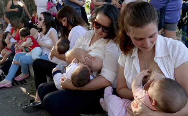 Varias mujeres amamantan simultáneamente a sus bebés para concienciar sobre la lactancia materna. 