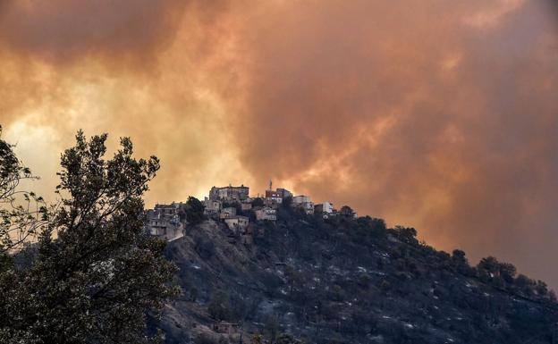 El humo cubre el cielo al este de la ciudad de Argel (Argelia)./AFP