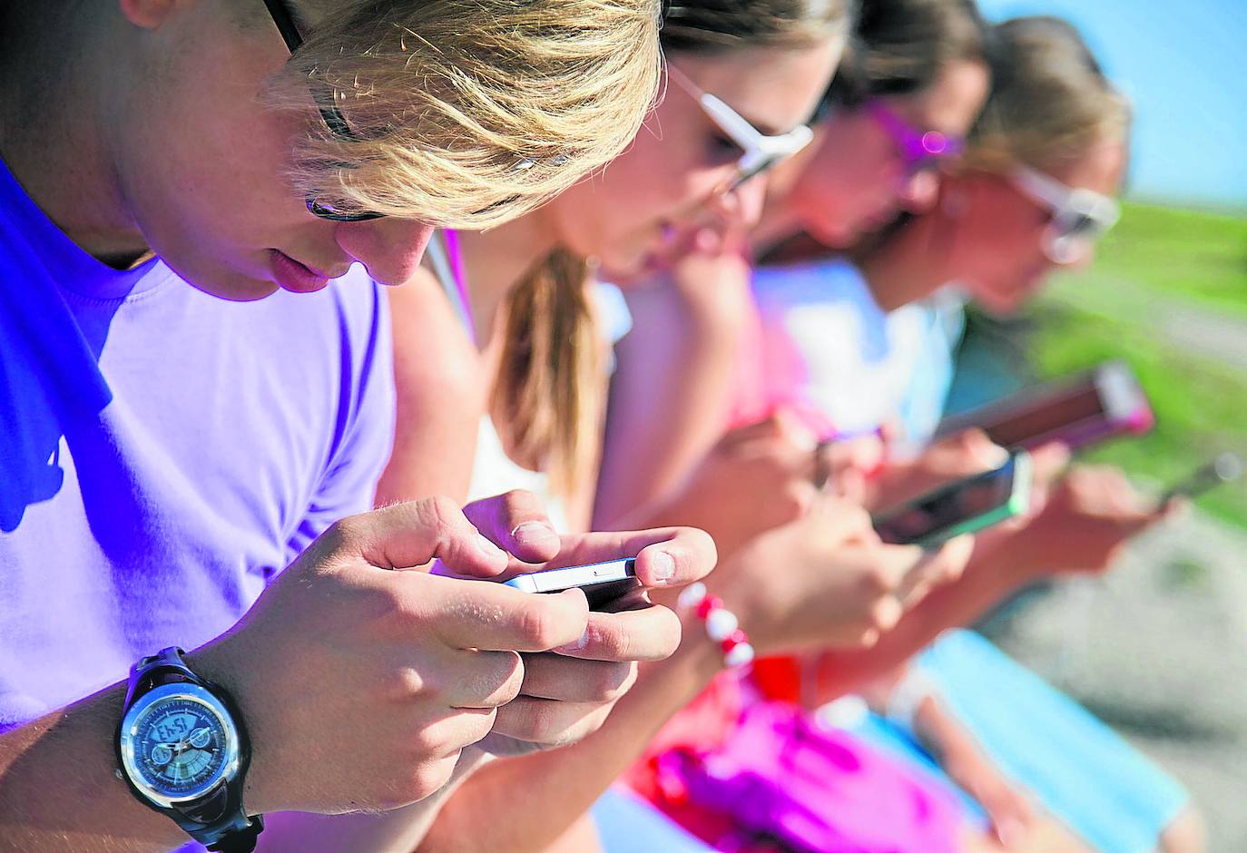 Un grupo de adolescentes pasa el rato con sus dispositivos móviles en Rusia.