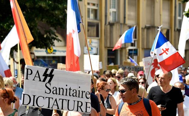 Manifestación en contra de las medidas sanitarias en Metz (Francia).