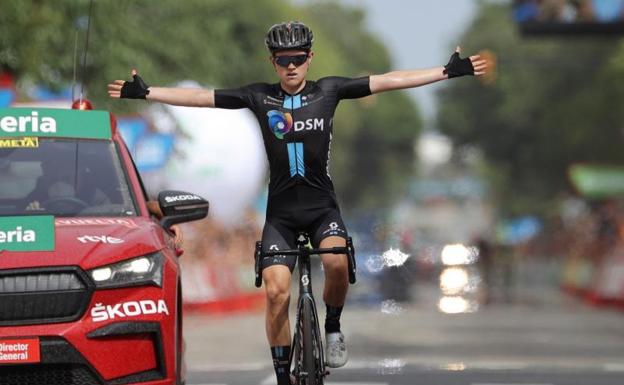 Michael Storer celebra su victoria en la décima etapa de la Vuelta./manuel bruque / efe