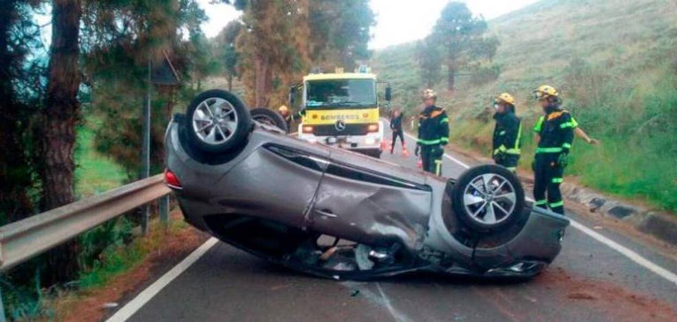 Tres heridos al volcar su vehículo en Firgas - Vimarsana News
