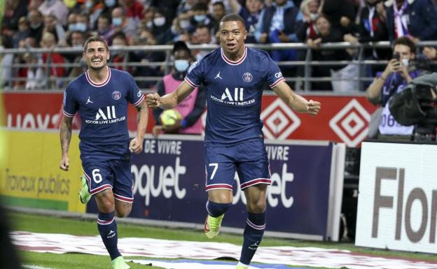 Kylian Mbappé celebra uno de sus goles al Stade Reims. 