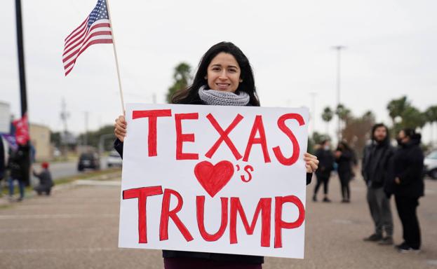 Partidaria del expresidente Donald Trump, durante su visita a Texas el pasado mes de enero.