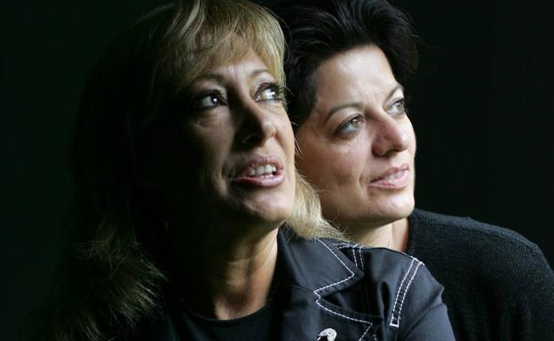 María Mendiola junto Maryse, la integrante otra de Baccara en una imagen de archivo de 2005. 
