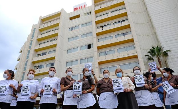 Trabajadoras del hotel con los carteles de protesta por la demolición. / JAVIER MELIÁN / ACFI PRESS