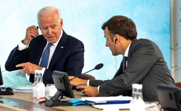 El presidente de Estados Unidos, Joe Biden, habla con su homólogo francés, Emmanuel Macron, durante la cumbre del G7 del pasado junio.