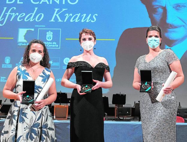De izquierda a derecha Regina Freire (2º premio), Olga Syniakova (la ganadora ) y Susana Vieira (tercer premio)./