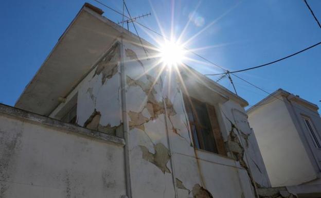 Una casa con graves daños en Archontiko, al este de Creta./Efe