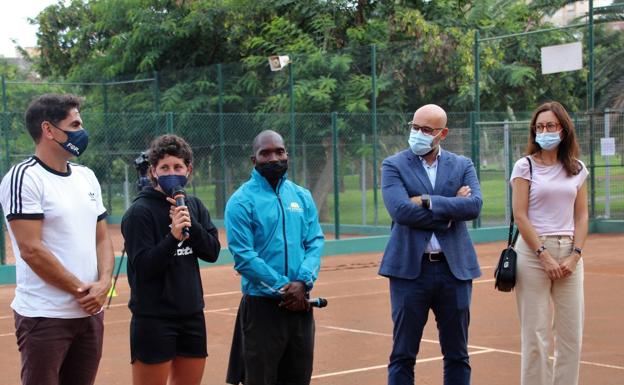 Carla Suárez inaugura las nuevas pistas de tenis de Las Rehoyas