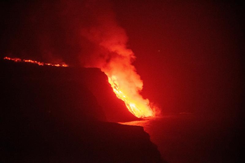 La lava llega al mar en una zona de acantilados en la costa de Tazacorte.