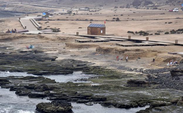 Imagen de la playa del Confital con la bandera roja que informa de la prohibición del baño. / ARCADIO SUÁREZ