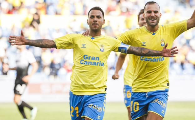 Jonathan Viera y Jesé Rodríguez celebran el primer gol. 