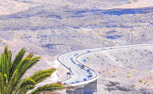 El estado de uno de los nuevos tramos de la carretera La Aldea, obra financiada por convenio estatal.  / ARCADIO SUÁREZ