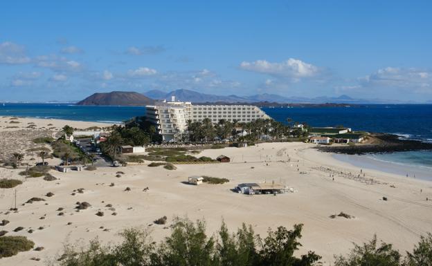 Hotel Tres Islas, vecino del Oliva Beach., en las Grandes Playas de Corralejo. /Javier melián / Acfi press
