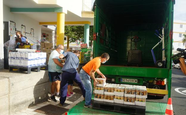 Desalojo de los alimentos que almacenaba Cofiris en el local municipal de Zárate. / ACFI PRESS