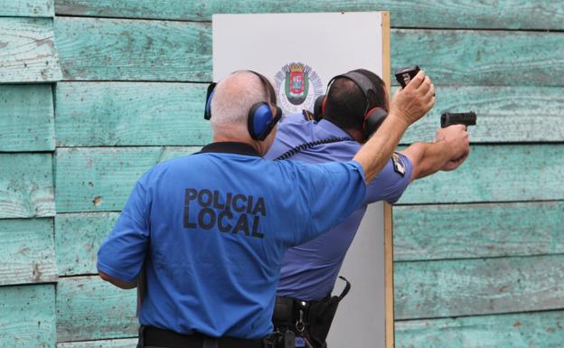 Imagen de archivo de unas prácticas de tiro de la Policía Local. / C7